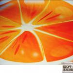 Der Orangen Stoff soll in Kissenform gebracht werden.
