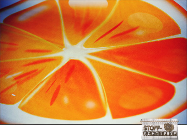 Der Orangen Stoff soll in Kissenform gebracht werden.